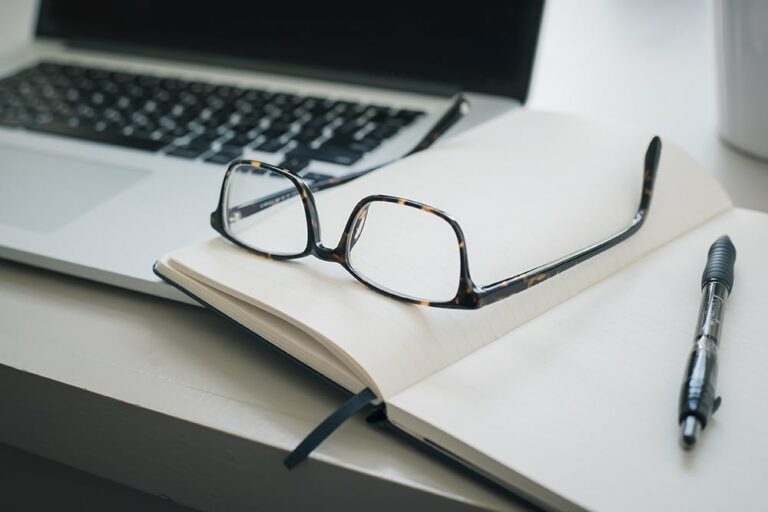 Prise de notes lors d’un rendez-vous de conseil en gestion de patrimoine